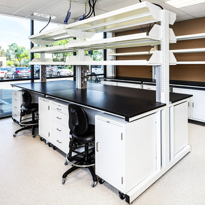 Tables de laboratoire en acier inoxydable en forme de I avec étagère et évier pour laboratoires chimiques, écoles et hôpitaux - Product Image 1