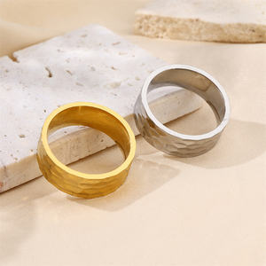 Anillo de acero inoxidable de joyería de moda de patrón golpeado para hombre de 8mm de alta calidad - Product Image 3