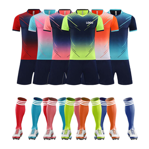 Camiseta deportiva y pantalones cortos elásticos con logotipo personalizado hecho de material de punto doble - Product Image 5