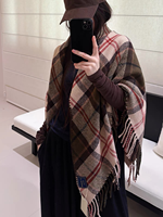 Châle triangulaire à carreaux pour femme, poncho imitation cachemire avec pompon sur un côté
