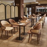 Ensemble de mobilier commercial pour restaurant, design moderne et épuré, banquette murale, table à manger en bois massif, structure métallique