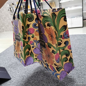 Bolsa de Papel de Regalo de Lujo para Boutique, Fabricada con Cartón Reciclado, con Asa de Cinta y Estampado Dorado en Caliente, con Logotipo de Diseño - Product Image 4