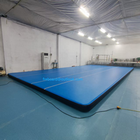 Piste d'air en PVC personnalisé étanche à l'air gonflable aire de jeux intérieure pour salle de sport football et entraînement sportif avec fonction d'escalade