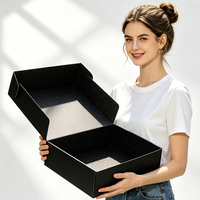 Boîtes d'expédition en carton ondulé écologiques avec logo personnalisé, finition mate UV/estampage et doublure en kraft pour vêtements et emballages cadeaux