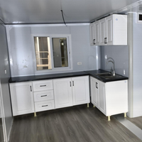 Maison modulaire conteneurisée surélevée et extensible sur mesure avec pieds de support réglables pour terrains inégaux