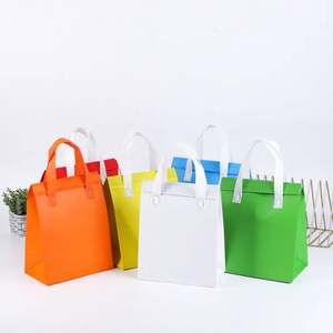 กระเป๋าเก็บความเย็นแบบไม่ทอเคลือบอลูมิเนียมฟอยล์สำหรับขายส่ง พร้อมลายตัวอักษร กระเป๋าบรรจุภัณฑ์แบบไม่ทอ - Product Image 1