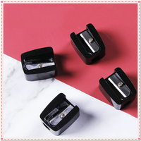 Taille-crayon cosmétique noir compact en plastique pour crayons à sourcils et à lèvres