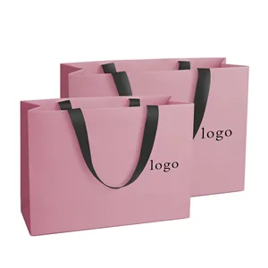 ओम फैक्टरी मूल्य रंगीन प्रिंट लक्जरी कपड़े जूते ड्रेस सौंदर्य प्रसाधन चॉकलेट गुलदस्ता पेपर बैग रिबन के साथ