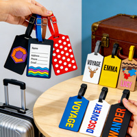 Étiquette de bagage en PVC souple écologique personnalisée pour Noël. Motif Père Noël/Renne. Tons rouge/vert. Voyages de vacances. Cadeau de Noël