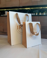 Emballage de sacs en papier personnalisé Vente en gros Sac en papier recyclable de luxe imprimé Sac en papier de haute qualité pour vêtements avec poignée