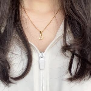 Collar Mini con Iniciales en Acero Inoxidable Chapado en Oro para Mujer, con Cadena de Perlas Elegante, el Regalo Perfecto para Ella - Product Image 3