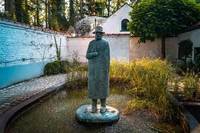 Statue d'homme de fontaine en Bronze de jardin abstrait grandeur nature sur mesure avec Sculpture de parapluie