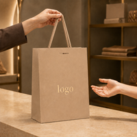 Sac cadeau en papier beige de luxe personnalisé avec poignées en corde pour vêtements, parfums, accessoires de mode et vente au détail en boutique