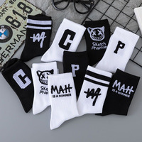 Chaussettes en coton pour étudiants, style couple, printemps-automne, noir et blanc, sport, basketball, tricotées avec lettres, antidérapantes, livraison gratuite