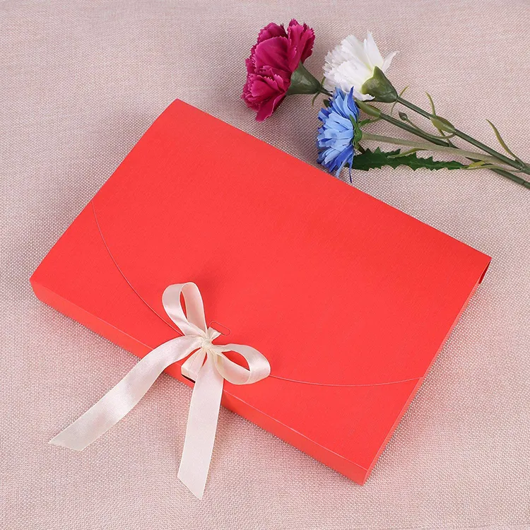 Boîte rouge de luxe avec impression personnalisée pour vêtements Boîte d'emballage cadeau en papier pliable avec ruban pour vêtements