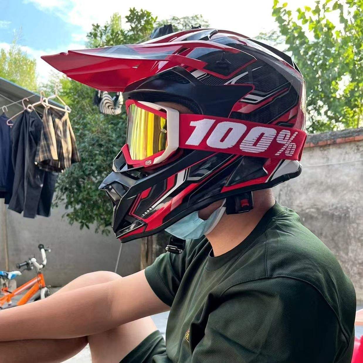 Rouge avec des lunettes et des gants gratuits