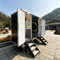 Remorque WC à deux postes avec éclairage d'ambiance bleu antidérapant et rideau de douche pour l'intimité, idéale pour les festivals et le camping