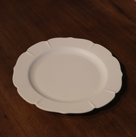 Ensemble d'assiettes blanches en céramique au design de forme florale élégante, assiette à dîner à glaçure blanche festonnée pour mariage et événement