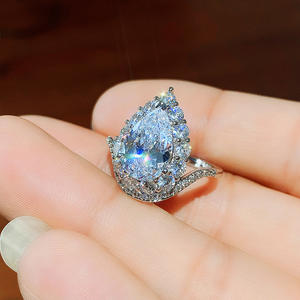 F982 Anello di Fidanzamento da Donna con Diamante Sintetico Taglio a Pera e Diamanti Laterali, Placcato in Oro Bianco 18K - Product Image 4