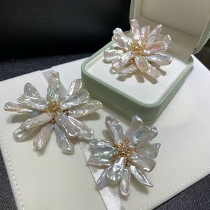 Broche en perles d'eau douce de style baroque haut de gamme, faite à la main, élégante, luxe léger, fleur de poitrine haut de gamme, vente en gros et au détail - Product Image 2