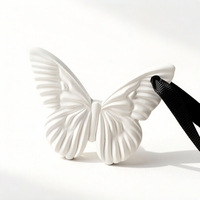 Vente en gros désodorisant pour armoire de voiture à suspendre en forme de papillon diffuseur d'huile parfumée en céramique pour parfum de fleur en porcelaine