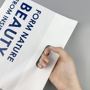 Sacchetto di Plastica Bianco PE Personalizzabile con Logo, Fondo Largo, Manico Robusto, Riciclabile, Facile da Trasportare, per Supermercati e Negozi - Product Image 3
