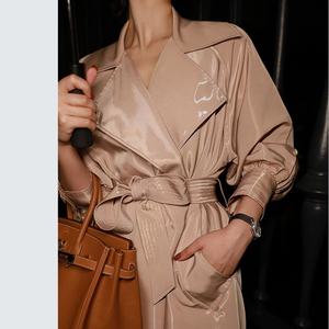 Vestido largo de cuero brillante de cintura alta con cuello en V estilo dulce para mujer, ideal para primavera - Product Image 2