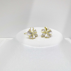 Pendientes de plata de ley 925 con diseño de flor para uso diario, para mujer, con concha, coloridos, de verano, con esmalte blanco y perlas. - Product Image 1