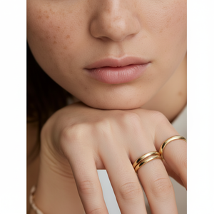 Bague de fiançailles fine en acier inoxydable plaqué or et rhodium, sertie de pierres de moissanite certifiées GRA, style marquise, tendance et bio - Product Image 1