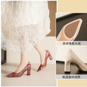 Escarpins de mariée rouges à bout pointu, talon carré, dentelle florale, chaussures de mariage à talon haut - Product Image 5