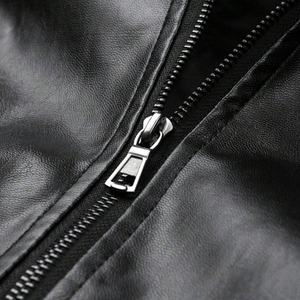 Chaqueta de Cuero Sintético Personalizada Estilo Streetwear con Parches de Colores, Letras Bordadas y Estampado Gráfico, Chaqueta Bomber con Cremallera Resistente al Viento para Hombre - Product Image 3