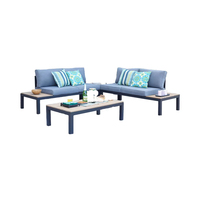 Ensemble de mobilier d'extérieur moderne et populaire en fer forgé et bois massif, avec canapé en osier, idéal pour salon, cour, hôtel, parc