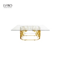 Table rectangulaire de luxe avec plateau en verre, base en métal à motif échelle dorée pour réception de mariage