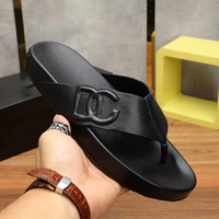 Nouvelles sandales plates de luxe 2026 pour hommes et femmes, tongs antidérapantes de plage, décontractées et tendance pour l'extérieur