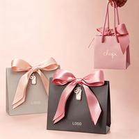 Sacs en papier personnalisés pour bijoux en gros avec votre propre logo, design en feuille d'aluminium rose, sacs cadeaux avec nœud