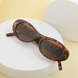 Lunettes de soleil unisexes à monture petite, verres PC UV400, protection solaire de classe 2, tendance pour hommes et femmes - Product Image 1