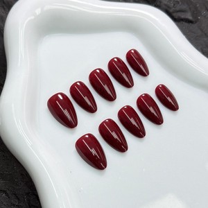 YD28 Kaixin – Faux ongles à presser courts en amande, rouge cerise brillant avec micro-brillant, vente en gros - Product Image 3