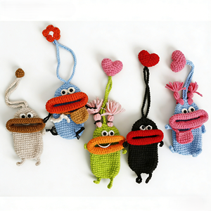 Porte-clés de voiture en forme de bouche de saucisse, style dessin animé, mignon et original, fait main au crochet, pochette pour écouteurs en fil crocheté, porte-monnaie artisanal - Product Image 1