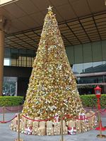 Y-065 Arbre de Noël Artificiel de Luxe Vert Foncé avec Volants en Tulle et Nœuds pour la Décoration de la Maison, de l'Hôtel et des Fêtes