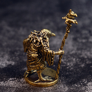 Statue Mystique de Sorcier Oiseau en Laiton, Figurine Vintage Tenant un Écusson, Décoration Mystique de Bureau, Pièce d'Art Unique à Collectionner - Product Image 3