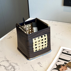 Panier de rangement en cuir tressé moderne et minimaliste, rectangulaire, grain de bois foncé, organisateur de bureau en métal, porte-pinceaux de maquillage, printemps 2024 - Product Image 3