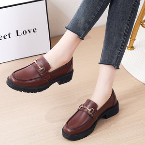 Vente en gros de mocassins pour femmes de style nouveau chaussures plates noires légères et plates - Product Image 4