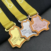 Médaille ronde gaufrée Radial Sunburst avec ruban imprimé étoile rouge gris pâle pour concours sportifs, ensemble de trophées trois niveaux