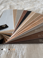 Fenêtre pliante multi-panneaux en bois pour façade de villa moderne, conception à lamelles, fonctionnement pliant personnalisé pour usage extérieur en entrepôt