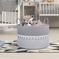 Vente en gros Nouveau style de panier à linge en coton tissé avec pompon Panier de rangement pour jouets et serviettes de chambre d'enfant Poubelle avec longues poignées