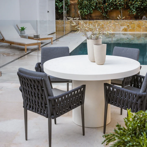 Table d'extérieur ronde en ciment minimaliste moderne, style Wabi Sabi, mobilier de jardin en béton GFRC pour projets hôteliers et de complexes hôteliers, OEM - Product Image 1