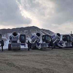 3.5CBM par lot auto chargement ciment bétonnière camion Caes en Indonésie - Product Image 4