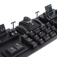 Présentoirs à bijoux personnalisés pour magasin, en similicuir PU noir suédé, pour colliers, bagues et bracelets, avec bustes et supports de table