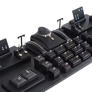 Expositor de Joyería Personalizado para Tienda: Set de Bases para Collares, Bustos de Gamuza Negra y Soportes de Anillos y Pulseras de Cuero PU - Product Image 5