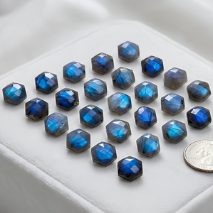 Pierre précieuse naturelle de labradorite de qualité supérieure, éclat bleu, forme hexagonale, taille facettée des deux côtés, pierre lâche pour bagues et pendentifs, vente en gros - Product Image 1
